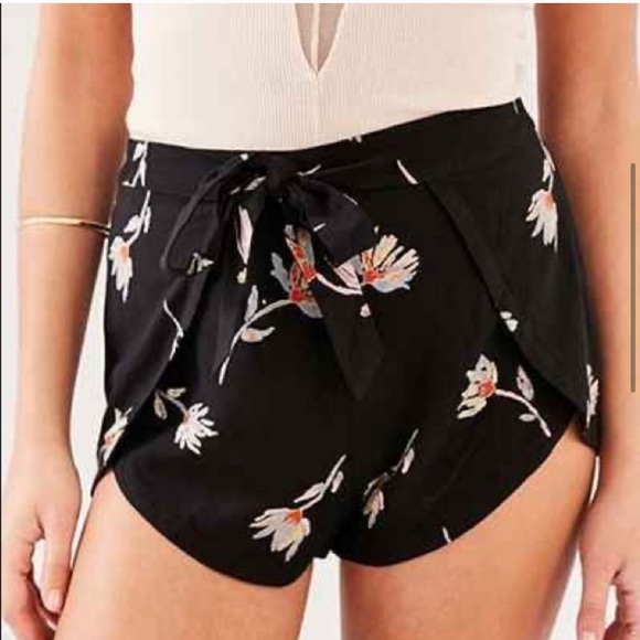 Kimchi Blue Whitney Floral Wrap Short - Picture 6 of 16